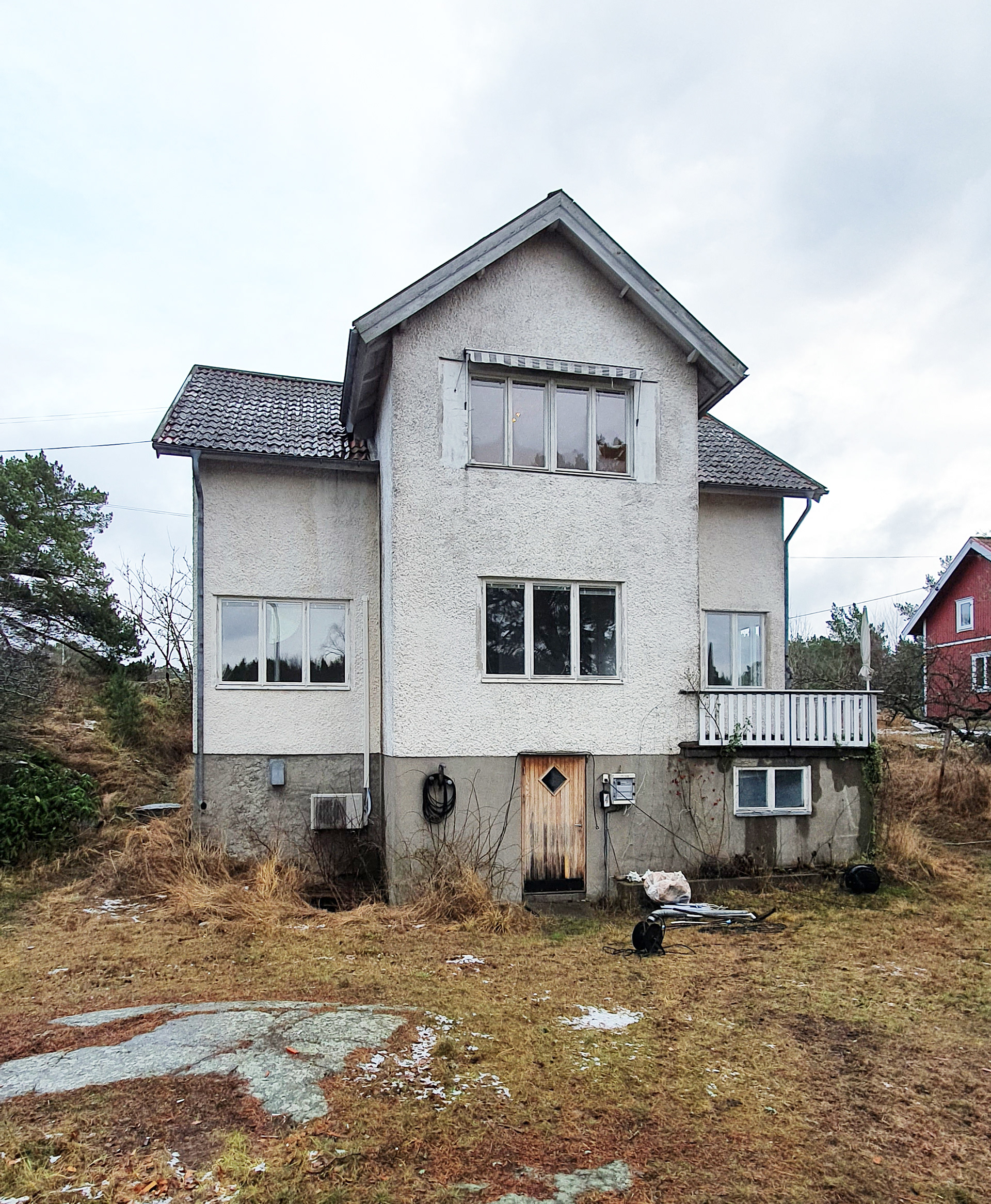 Facade of the old family house on Möja before renovation
